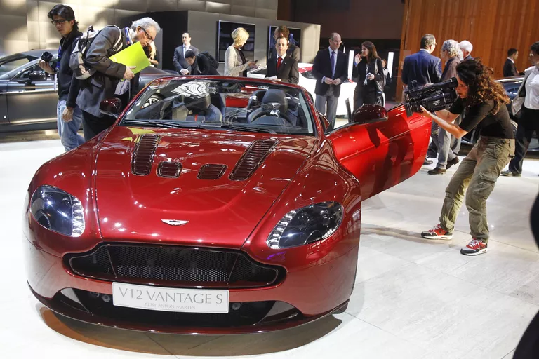 Автомобиль Aston Martin V12 Vantage Автомобиль Aston Martin V12 Vantage