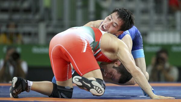 Россиянин Виктор Лебедев и иранец Хассан Рахими в четвертьфинале соревнований по вольной борьбе на Олимпиаде-2016 в Рио-де-Жанейро