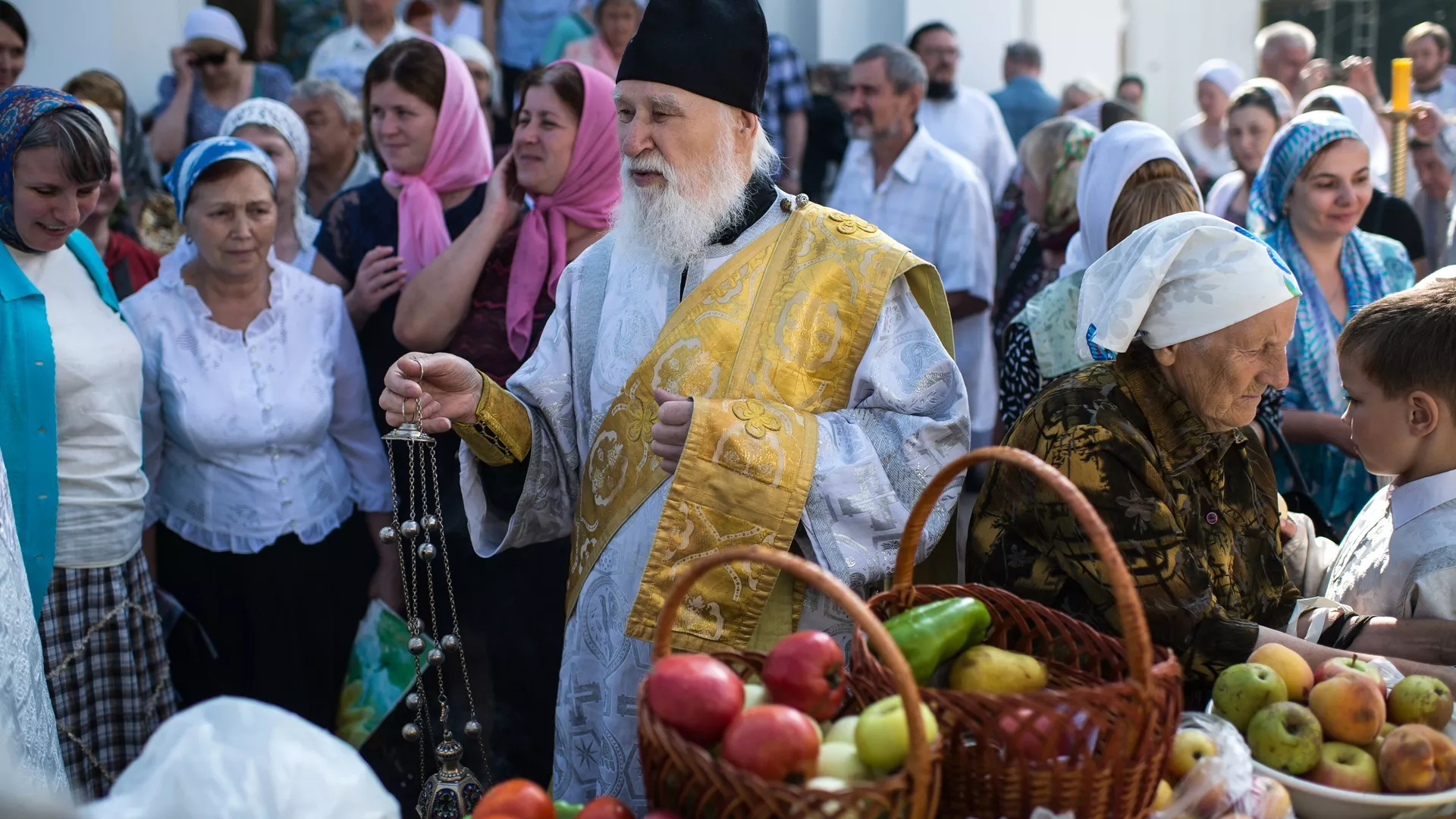 Священнослужитель и верующие во время богослужения в честь праздника Преображения Господня у собора Воздвижения Креста Господня в Омске Священнослужитель и верующие во время богослужения в честь праздника Преображения Господня у собора Воздвижения Креста Господня в Омске - РИА Новости, 1920, 19.08.2022