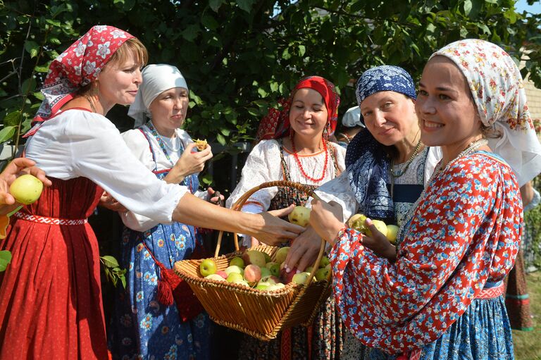 Участницы празднования Преображения Господня на территории музея А.М. Горького в селе Красновидово в Камско-Устьинском районе