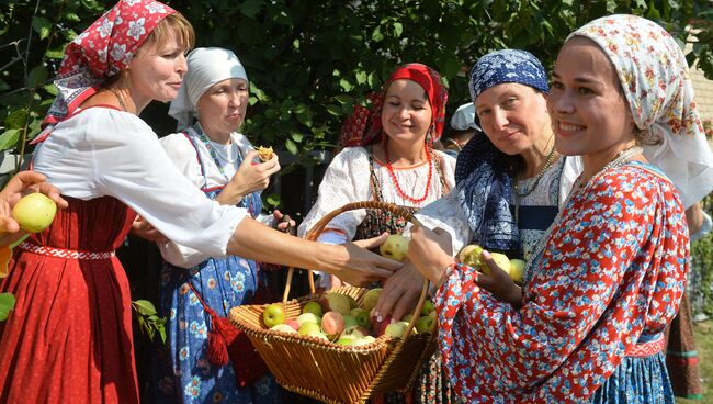 Участницы празднования Преображения Господня на территории музея А.М. Горького в селе Красновидово в Камско-Устьинском районе