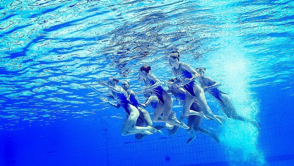 Спортсменки сборной России выступают с произвольной программой в групповых соревнованиях по синхронному плаванию на XXXI летних Олимпийских играх. 19 августа 2016