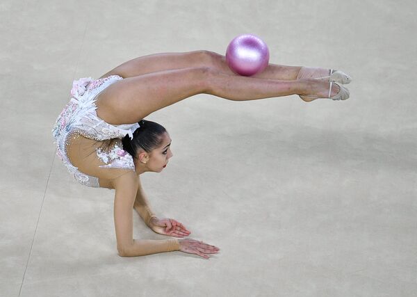Маргарита Мамун (Россия) выполняет упражнения с мячом в индивидуальном многоборье по художественной гимнастике на XXXI летних Олимпийских играх