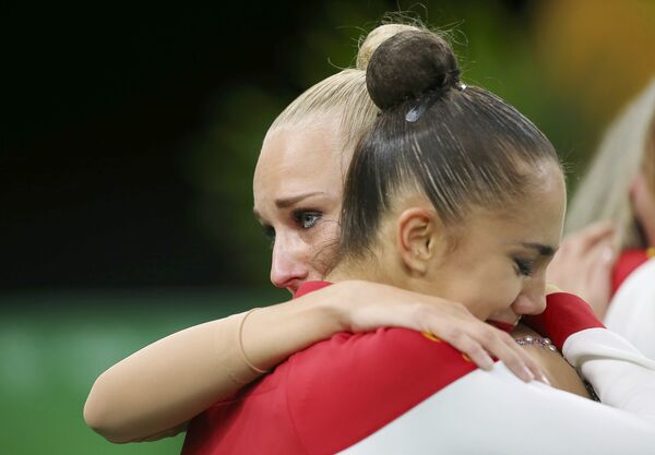 Яна Кудрявцева и Маргарита Мамун во время финала индивидуального многоборья в художественной гимнатиске на Олимпийских играх 2016