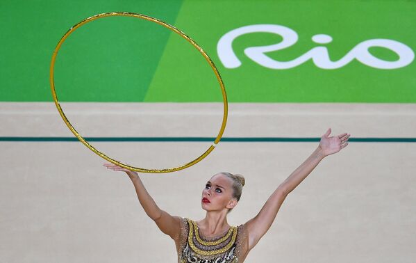 Яна Кудрявцева (Россия) выполняет упражнения с обручем в индивидуальном многоборье по художественной гимнастике на XXXI летних Олимпийских играх