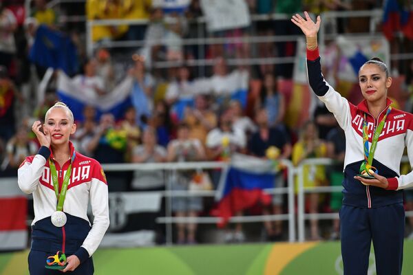 Яна Кудрявцева - серебряная медаль, и Маргарита Мамун - золотая медаль, на церемонии награждения на XXXI летних Олимпийских играх