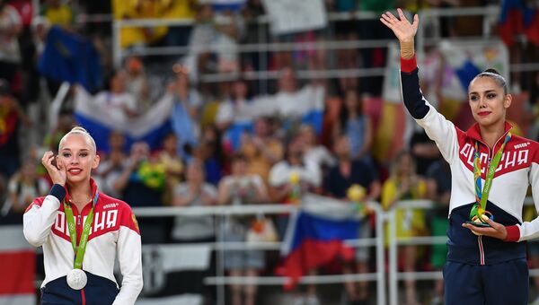 Яна Кудрявцева - серебряная медаль, и Маргарита Мамун - золотая медаль, на церемонии награждения на XXXI летних Олимпийских играх