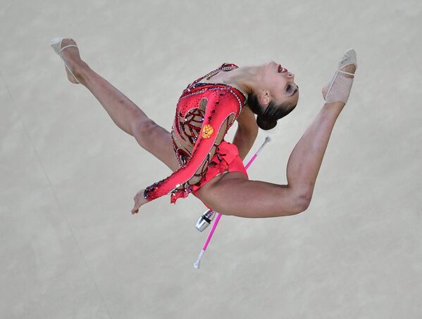 Маргарита Мамун (Россия) выполняет упражнения с булавами в индивидуальном многоборье по художественной гимнастике на XXXI летних Олимпийских играх