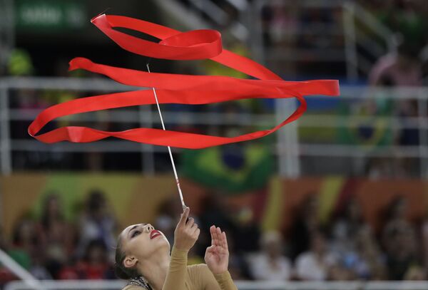 Маргарита Мамун (Россия) выполняет упражнения с лентой в индивидуальном многоборье по художественной гимнастике на XXXI летних Олимпийских играх