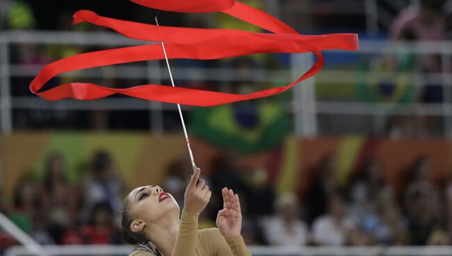 Маргарита Мамун (Россия) выполняет упражнения с лентой в индивидуальном многоборье по художественной гимнастике на XXXI летних Олимпийских играх Маргарита Мамун (Россия) выполняет упражнения с лентой в индивидуальном многоборье по художественной гимнастике на XXXI летних Олимпийских играх