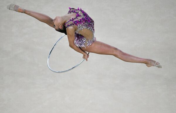 Маргарита Мамун (Россия) выполняет упражнения с обручем в индивидуальном многоборье по художественной гимнастике на XXXI летних Олимпийских играх