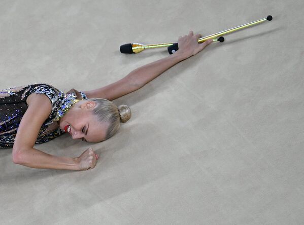 Яна Кудрявцева (Россия) выполняет упражнения с булавами в индивидуальном многоборье по художественной гимнастике на XXXI летних Олимпийских играх