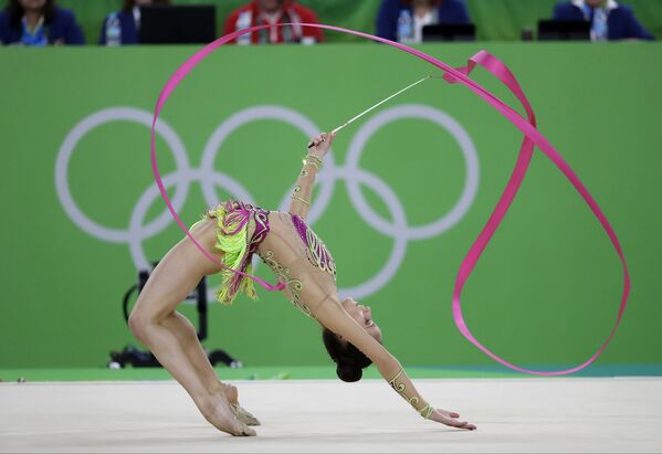 Невяна Владинова (Болгария) выступает в финале индивидуального многоборья по художественной гимнастике на XXXI летних Олимпийских играх