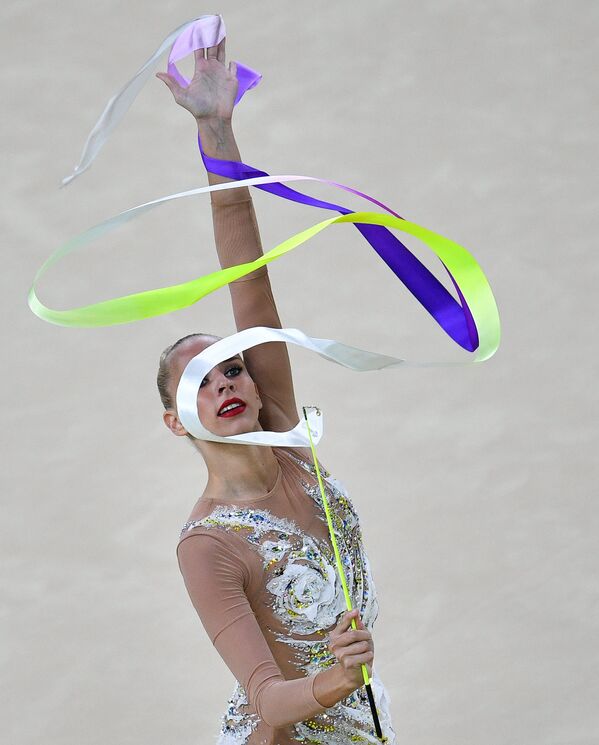 Яна Кудрявцева (Россия) выполняет упражнения с лентой в индивидуальном многоборье по художественной гимнастике на XXXI летних Олимпийских играх