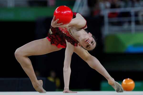 Невяна Владинова (Болгария) выступает в финале индивидуального многоборья по художественной гимнастике на XXXI летних Олимпийских играх