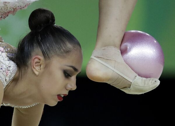 Маргарита Мамун (Россия) выполняет упражнения с мячом в индивидуальном многоборье по художественной гимнастике на XXXI летних Олимпийских играх