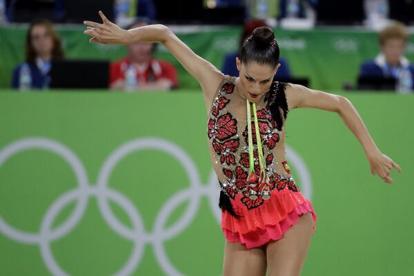 Каролина Родригес (Испания) выступает в финале индивидуального многоборья по художественной гимнастике на XXXI летних Олимпийских играх
