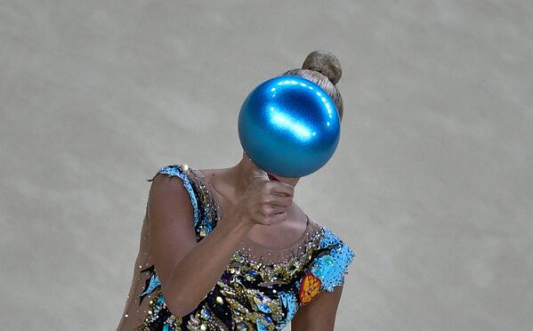 Яна Кудрявцева (Россия) выполняет упражнения с мячом в индивидуальном многоборье по художественной гимнастике на XXXI летних Олимпийских играх