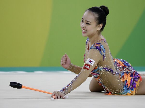 Сон Ён Чжэ (Южная Корея) выступает в финале индивидуального многоборья по художественной гимнастике на XXXI летних Олимпийских играх