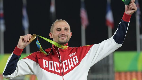 Александр Лесун (Россия), завоевавший золотую медаль в современном пятиборье среди мужчин на XXXI летних Олимпийских играх, на церемонии награждения