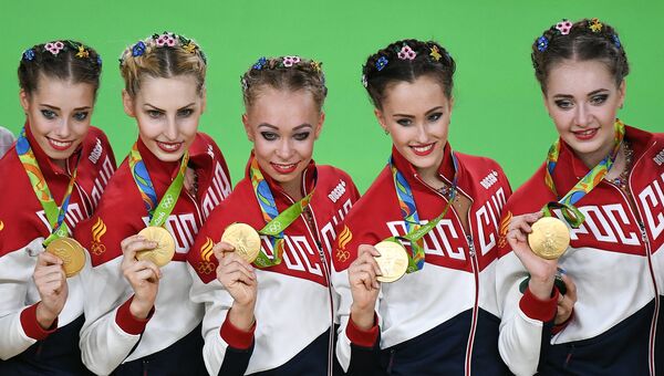 Спортсменки сборной России, завоевавшие золотые медали в групповых соревнованиях по художественной гимнастике на XXXI летних Олимпийских играх