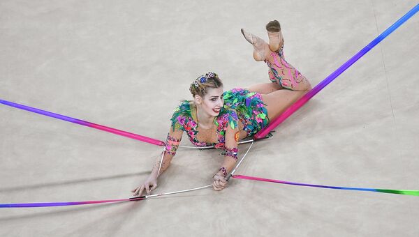Анастасия Близнюк выступает в финале групповых соревнований по художественной гимнастике на XXXI летних Олимпийских играх
