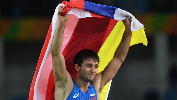 Сослан Рамонов (Россия), завоевавший золотую медаль по вольной борьбе среди мужчин в весовой категории до 65 кг на XXXI летних Олимпийских играх