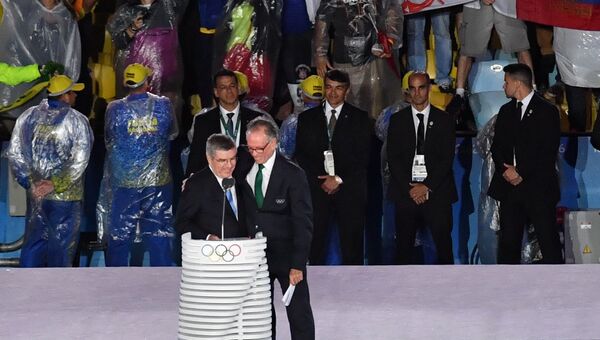 Руководитель Олимпийского комитета Бразилии Карлос Нузман (справа) и президент Международного олимпийского комитета (МОК) Томас Бах во время церемонии закрытия XXXI летних Олимпийских игр.