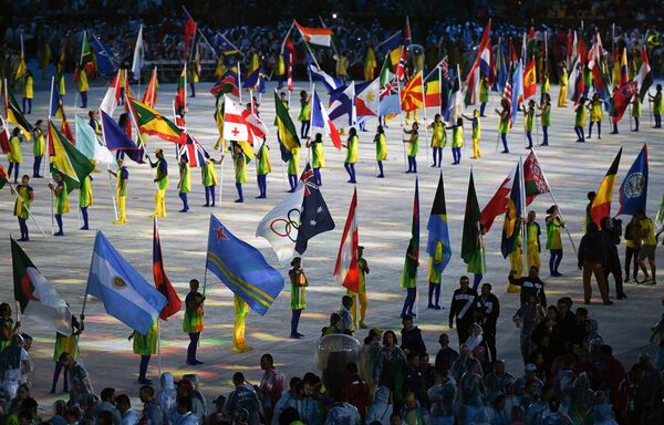 Флаги стран-участниц во время парада атлетов на церемонии закрытия XXXI летних Олимпийских игр.