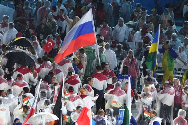 Представители России во время парада атлетов и членов национальных делегаций на церемонии закрытия XXXI летних Олимпийских игр