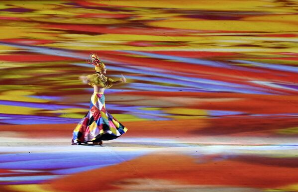 Артистка во время театрализованного представления на церемонии закрытия XXXI летних Олимпийских игр