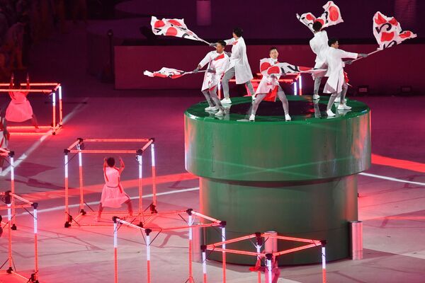 Артисты во время театрализованного представления на церемонии закрытия XXXI летних Олимпийских игр