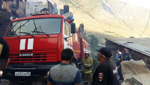 Сотрудники пожарной охраны МЧС РФ в селе Мокок Цунтинского района Республики Дагестан, где 21 августа произошел пожар