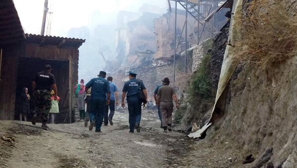 Сотрудники МЧС РФ в селе Мокок Цунтинского района Республики Дагестан, где 21 августа произошел пожар