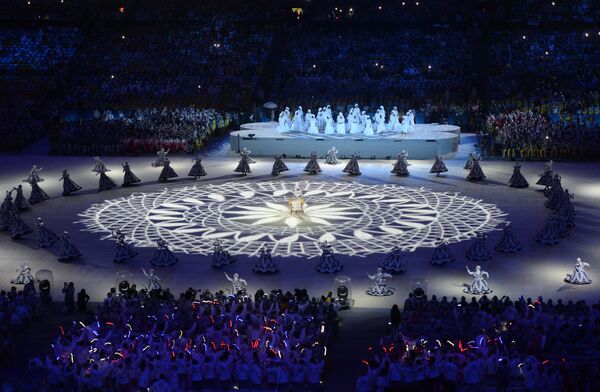 Артисты во время театрализованного представления на церемонии закрытия XXXI летних Олимпийских игр