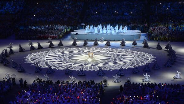 Артисты во время театрализованного представления на церемонии закрытия XXXI летних Олимпийских игр. Архивное фото