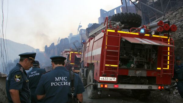 Сотрудники МЧС РФ в селе Мокок Цунтинского района Республики Дагестан, где 21 августа произошел пожар