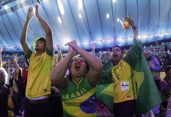 Зрители во время церемонии закрытия XXXI летних Олимпийских игр в Рио-де-Жанейро