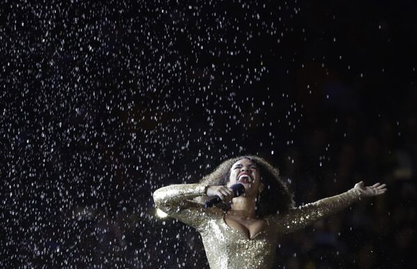 Бразильская певица Мариен де Кастро на церемонии закрытия XXXI летних Олимпийских игр в Рио-де-Жанейро