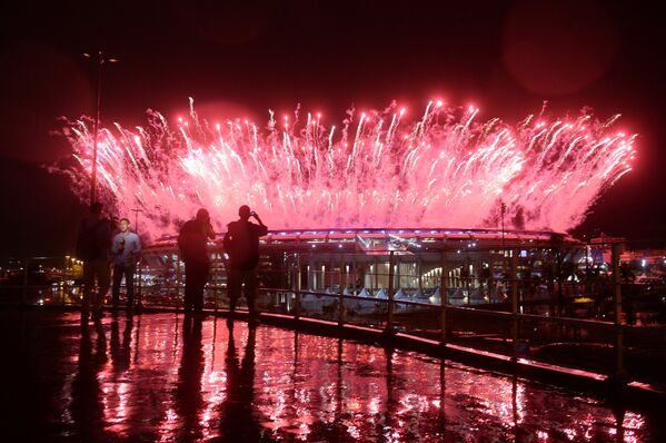 Салют над стадионом Маракана на церемонии закрытия XXXI летних Олимпийских игр