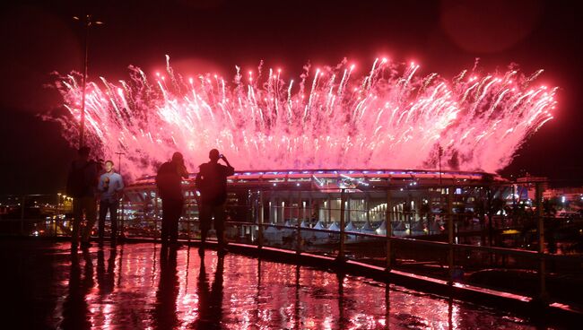 Салют над стадионом Маракана на церемонии закрытия XXXI летних Олимпийских игр Салют над стадионом Маракана на церемонии закрытия XXXI летних Олимпийских игр