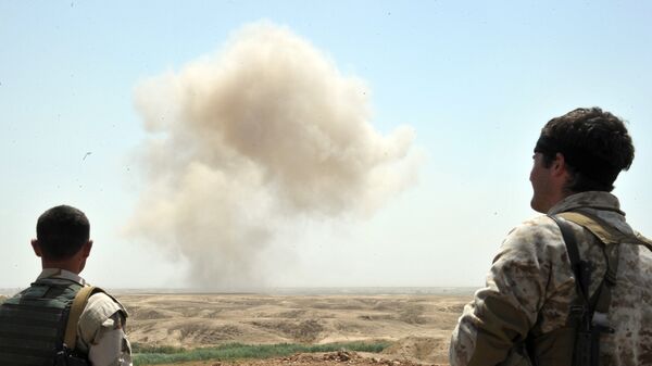 Бойцы курдских вооруженных сил наблюдают за уничтожением мин ИГ в провинции Киркук. Архивное фото
