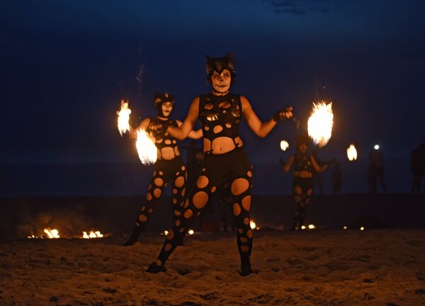 Огненное шоу на пляже во время поездки участников российского фестиваля короткометражного кино Короче в поселок Янтарный Калининградской области
