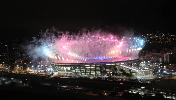 Праздничный салют в честь закрытия Олимпийских игр в Рио-де-Жанейро
