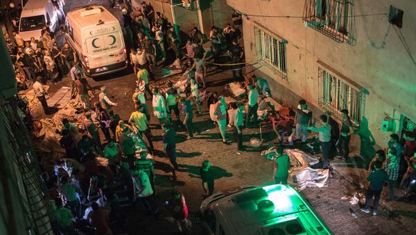 Автомобили скорой помощи на месте взрыва в турецком городе Газиантеп. 20 августа 2016