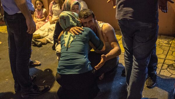 Родственники погибших в результате взрыва в турецком городе Газиантеп