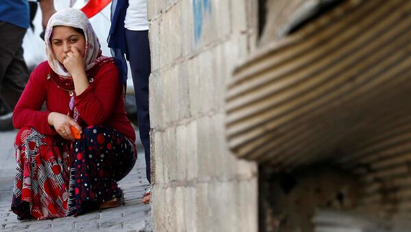 Женщина на месте взрыва в турецком городе Газиантеп. 21 августа 2016