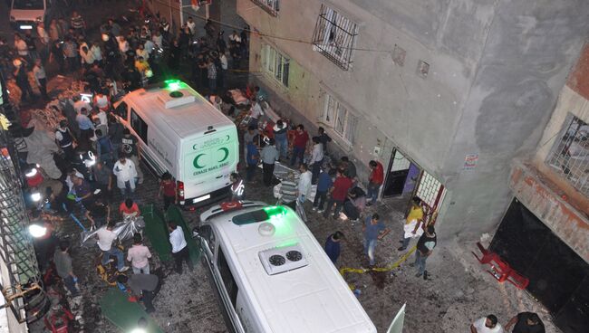 Автомобили скорой помощи на месте взрыва в турецком городе Газиантеп