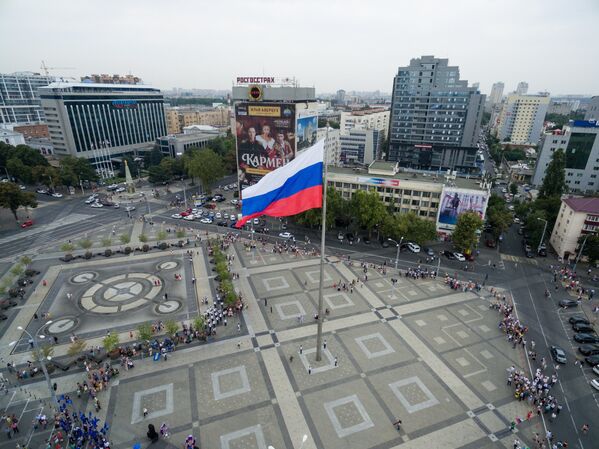 Торжественное поднятие флага России на Театральной площади Краснодара в честь празднования Дня Государственного флага Российской Федерации