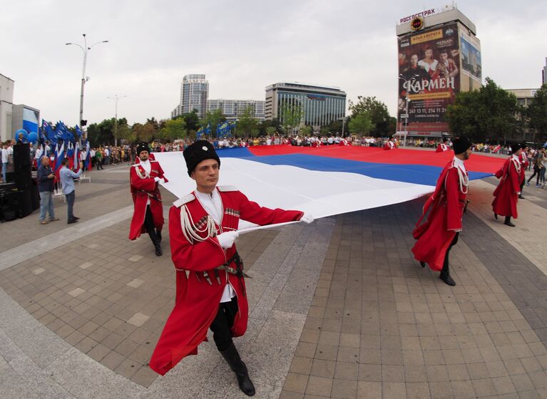 Торжественное поднятие флага России на Театральной площади Краснодара в честь празднования Дня Государственного флага Российской Федерациига Российской Федерации